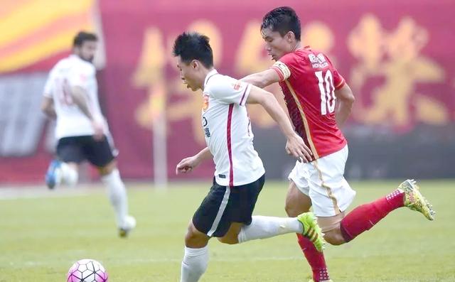 热门球队胜出，豪门晋级领跑