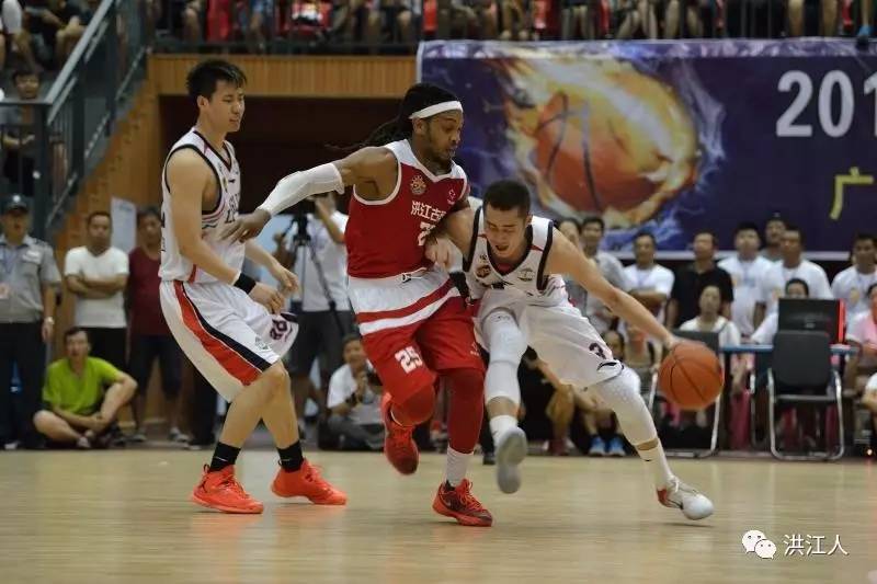 关于俄罗斯篮球赛事激烈对抗，球迷热情高涨的信息