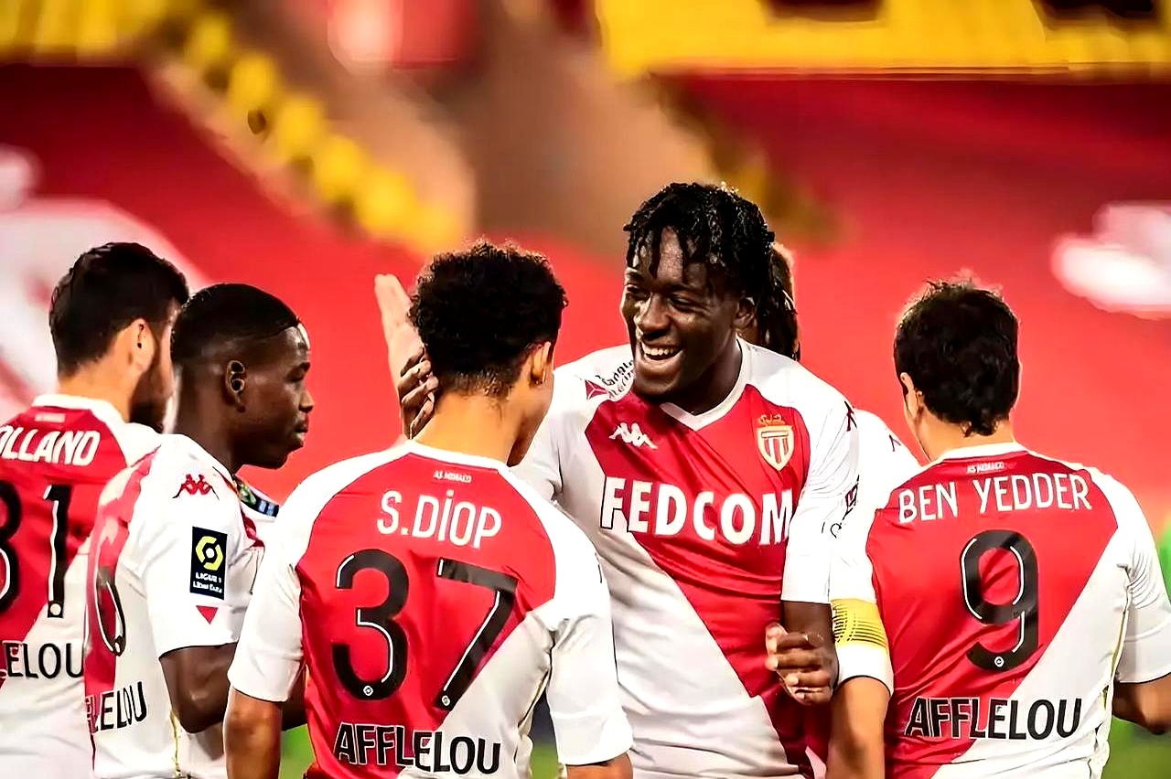 包含摩纳哥客场逼平巴黎圣日耳曼，领先优势缩小的词条