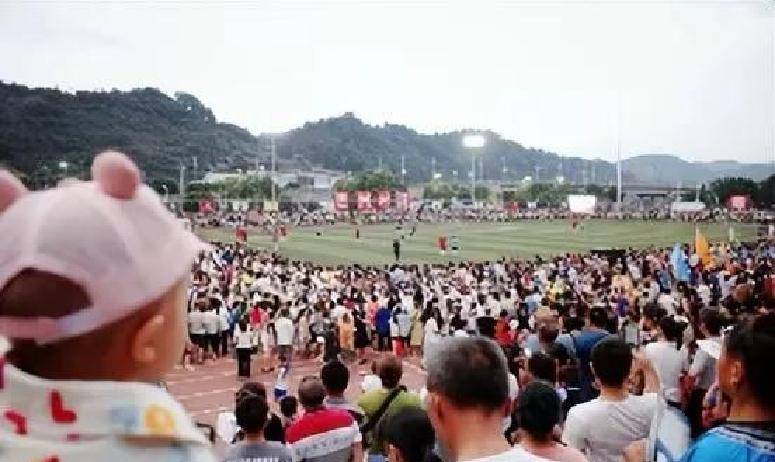 关于紧张比赛瞬间：全场观众沸腾，胜负难定的信息