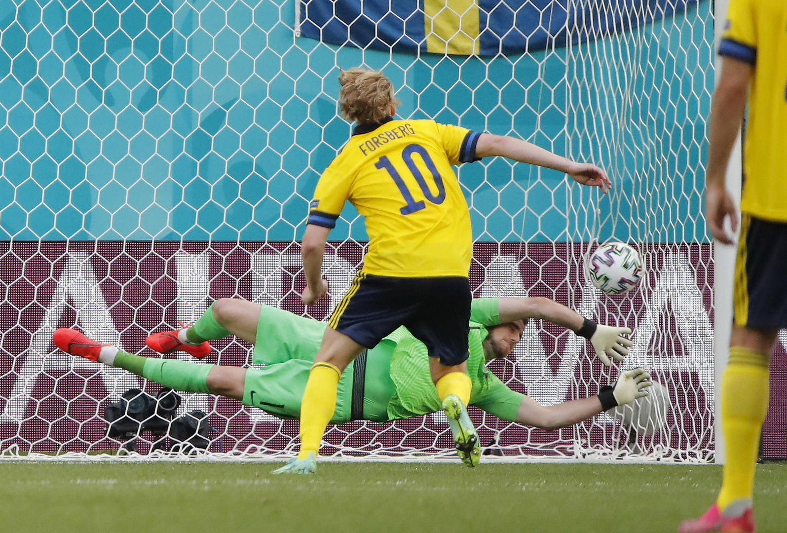 包含瑞典队再次晋级，备战欧洲足球精彩赛事的词条