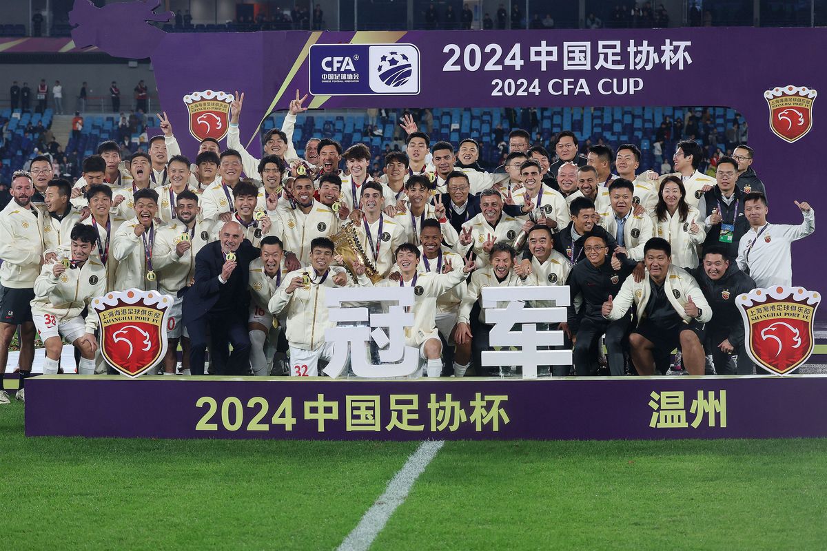 包含国际足坛风起云涌，众豪强激烈争夺金杯的词条