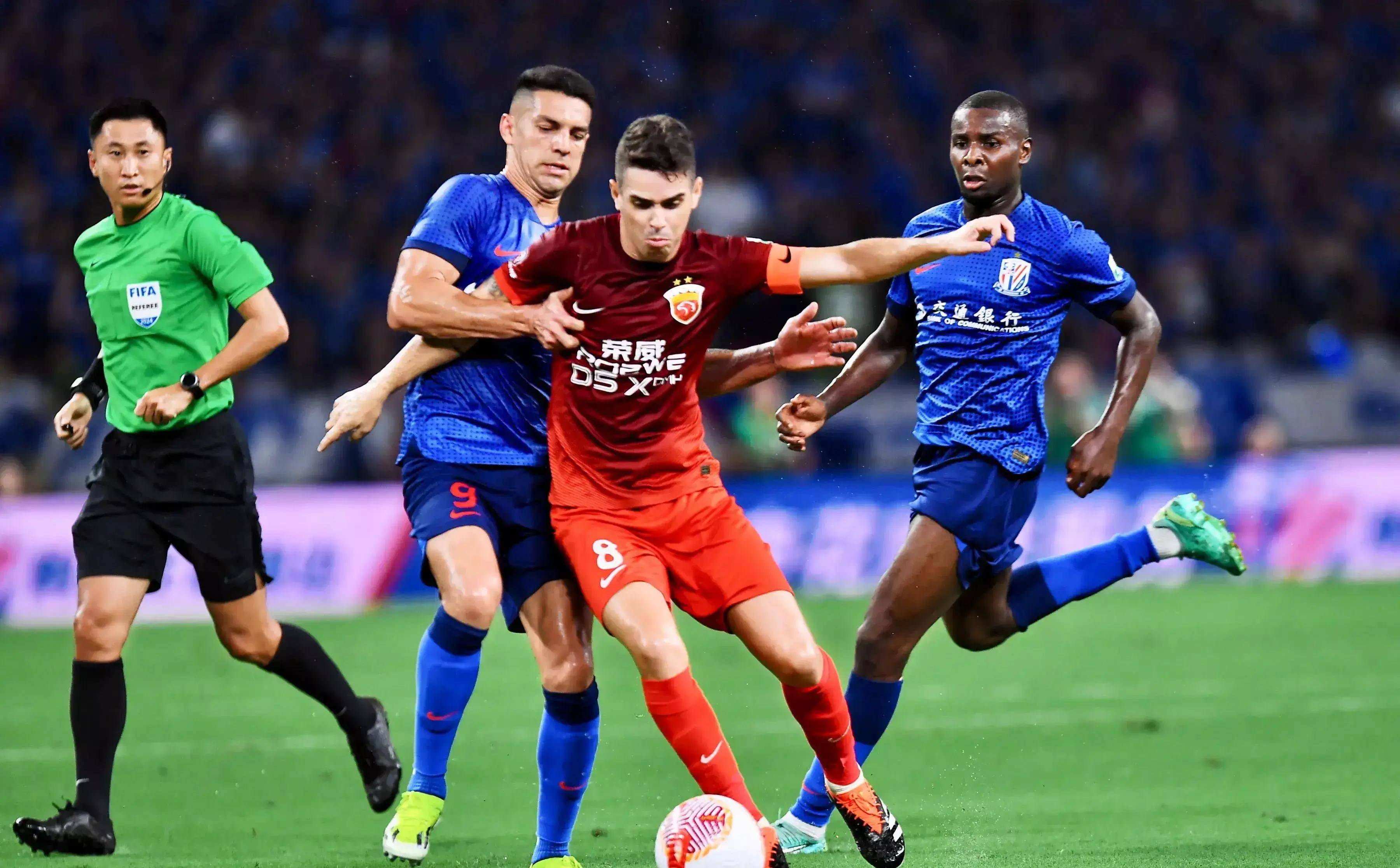 包含球队经过多轮激烈比拼，磨砺实力的词条