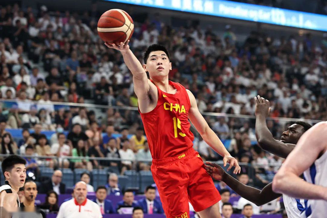 中国篮球运动员在赛场上展现出超乎想象的能量的简单介绍